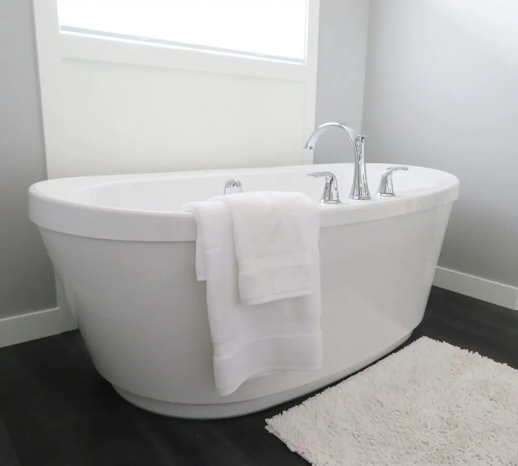 How to Clean Shower Curtain in Tub